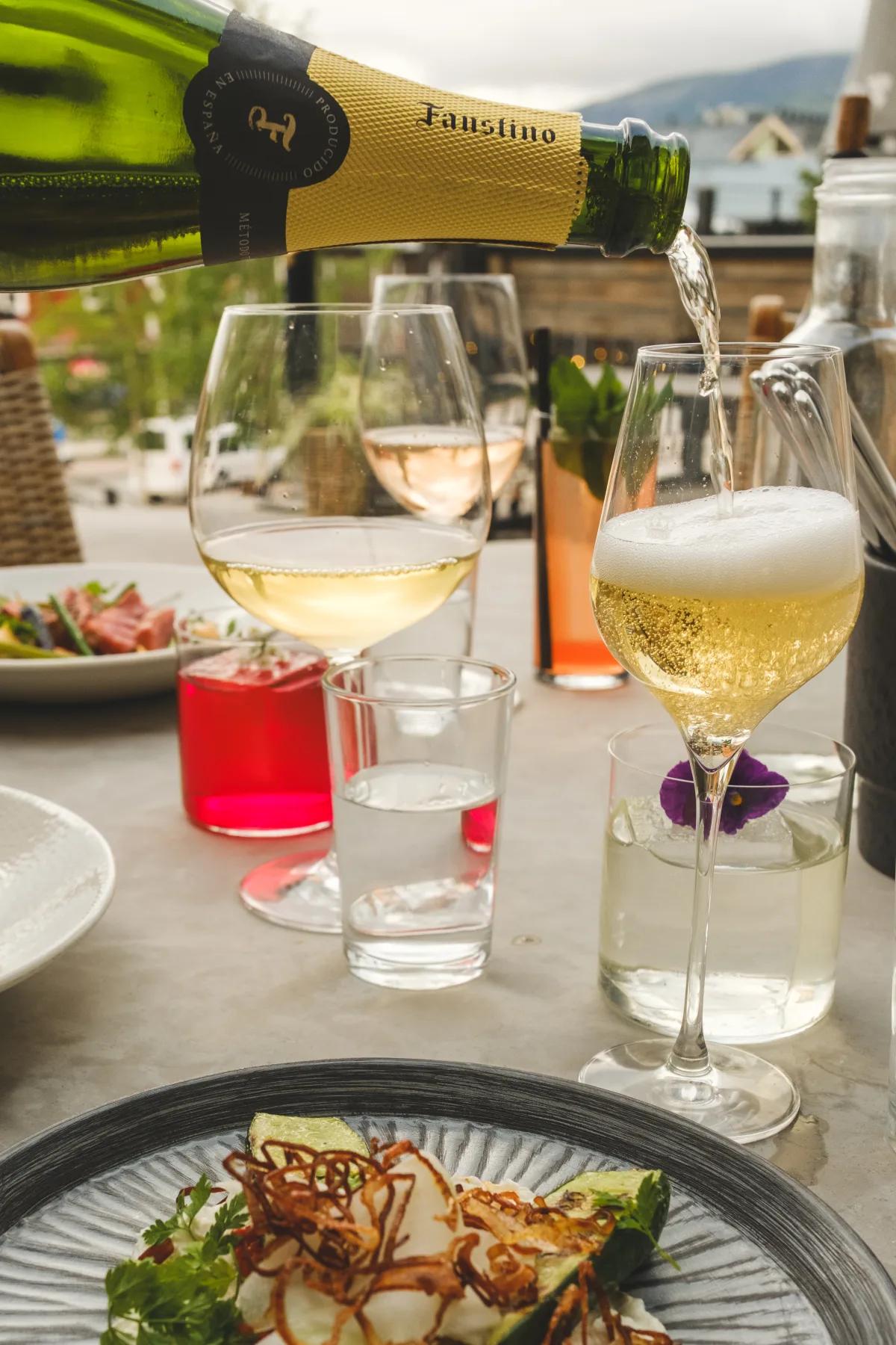 Cocktails och mat på terrassen
